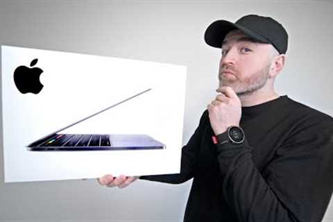 Unboxing Apple's New MacBook Pro 13