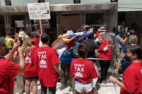 Solar supporters rally in front of Sempra’s San Diego Headquarters